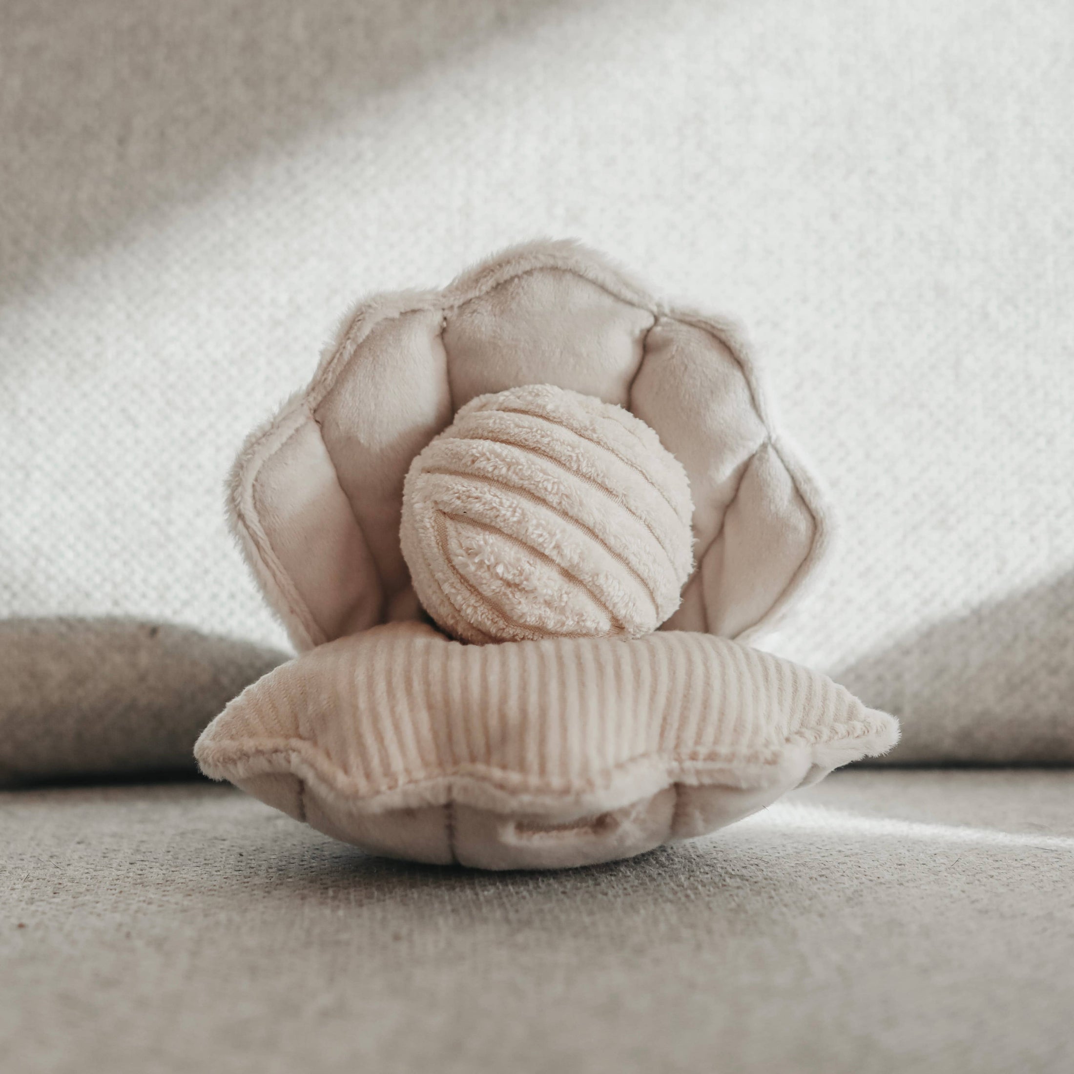 Oyster Pop Enrichment Dog Toy